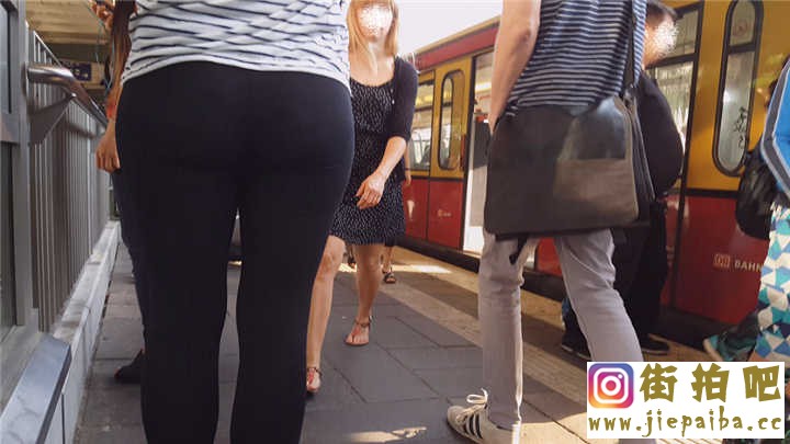 1508168d1526666039-7-candid-milf-big-round-tight-ass-leggings-13.jpg