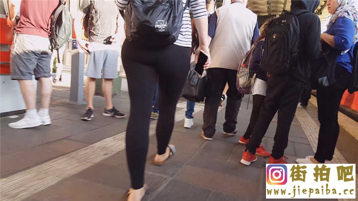 1508166d1526666039-7-candid-milf-big-round-tight-ass-leggings-11.jpg