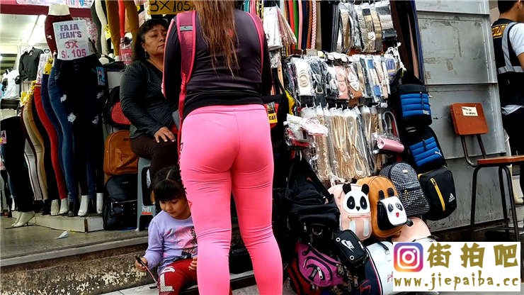 1595851d1552361166_rica_teen_en_leggins_rosas_marcando_tanga_uff_que_cuerpo.mp4_.jpg