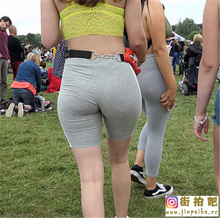 Sexy lady in grey legging shorts with beautiful hips and jiggly ass..jpg