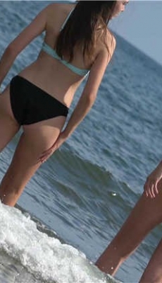 海边两个比基尼金发美眉翘臀美腿[MP4/8710M]