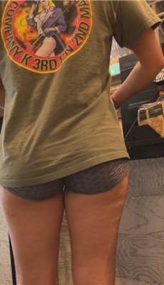 灰色运动短裤翘臀大胸美眉[MP4/324M]