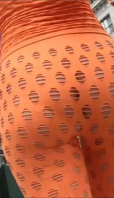 街拍橙色破洞紧裤长腿美眉[MP4/1G]