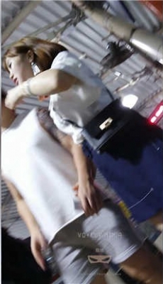 街拍两个短裙美女性感身材美腿[MP4/310M]