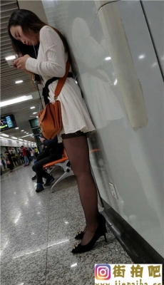 4K-白色连衣短裙黑色丝袜高跟极品身材美腿少妇[MP4/667M]