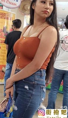 商场购物的蓝色紧牛翘臀美眉[MP4/192M]