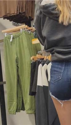 商场跟拍热裤和瑜伽裤美眉[MP4/1.14G]