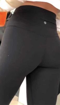 跟拍lululemon瑜伽裤金发小妹极品翘臀[MP4/198M]